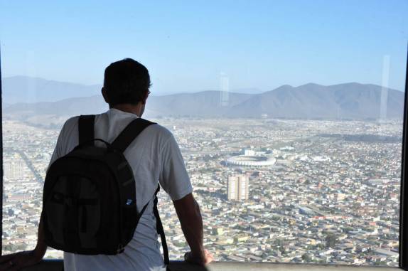 Admirando a vista do alto da Cruz do Milênio, em Coquimbo, região de La Serena, no Chile